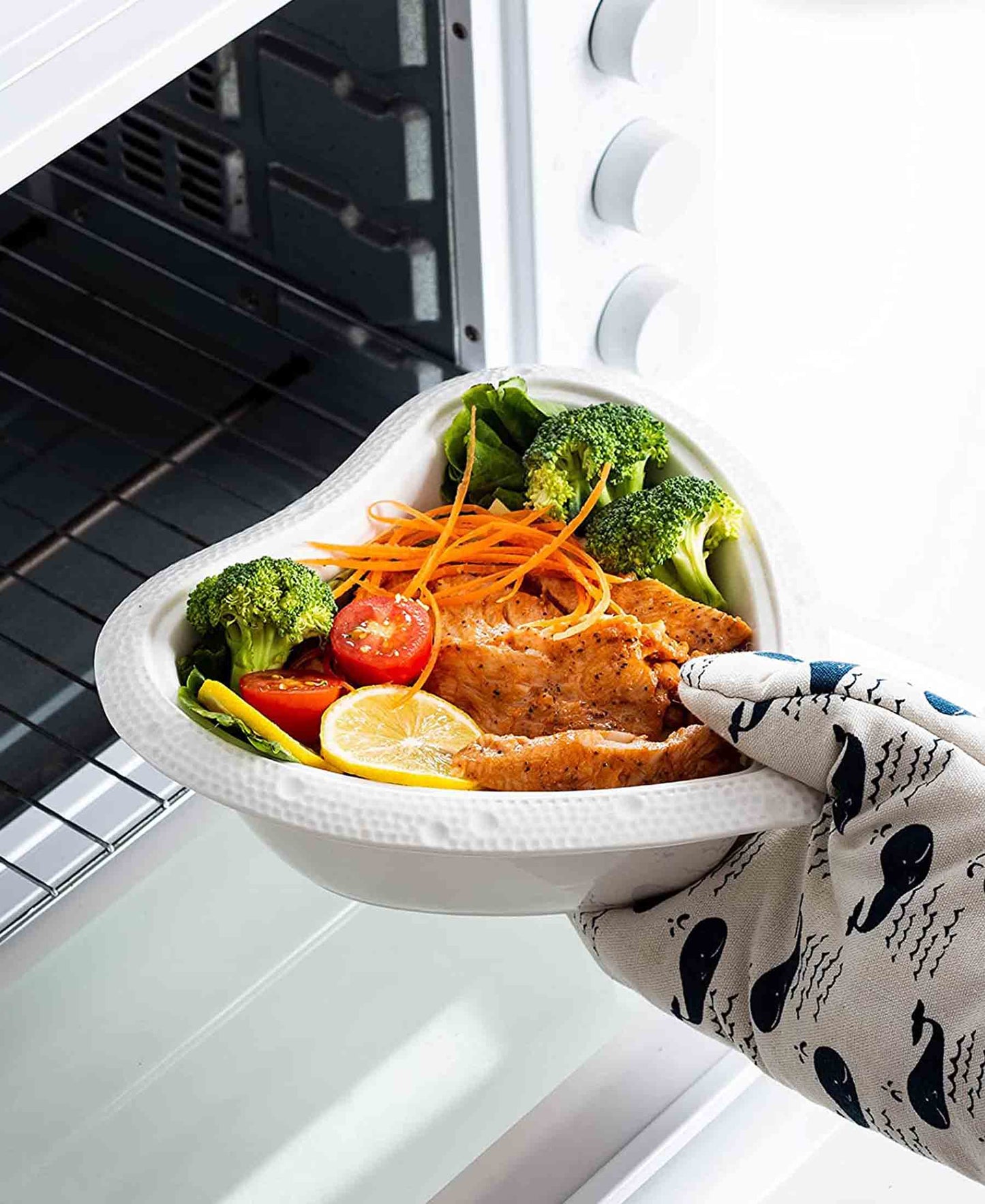 Kitchen Life Heart Casserole with Lid - White