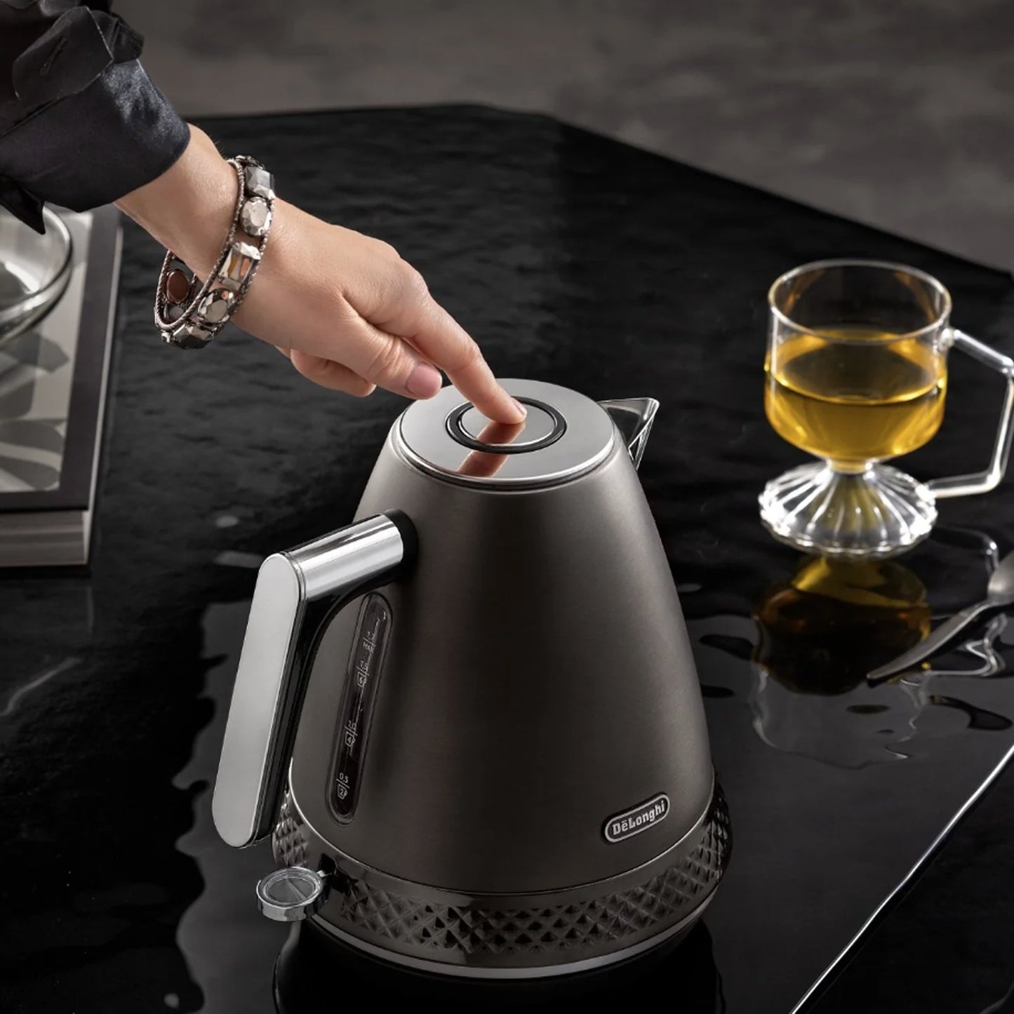 Delonghi Diadema 1.7Lt Electric Kettle Black