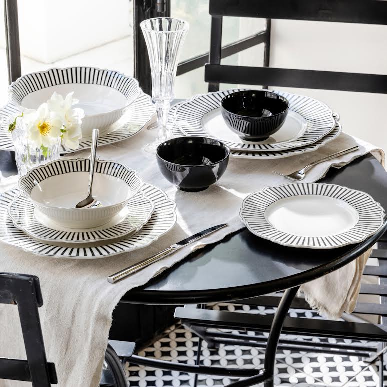 Jenna Clifford Ivory Noir 30cm Charger Black & White