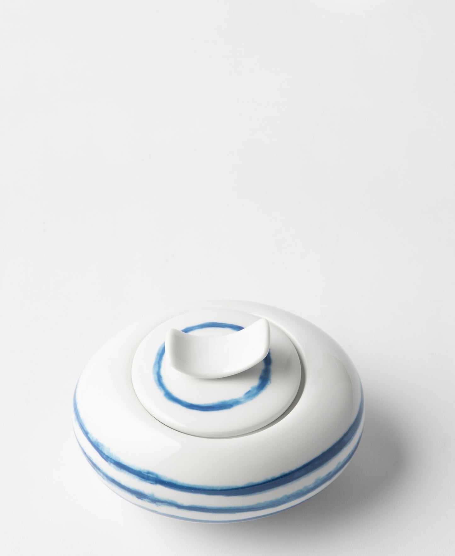Jenna Clifford Jinshi Covered Sugar Pot - White With Blue Rim