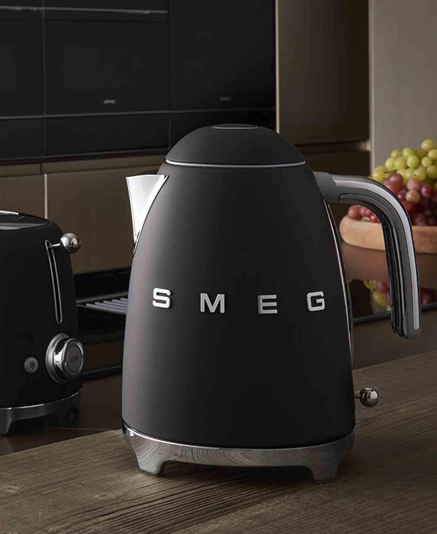 Smeg 1.7L Retro Cordless Kettle - Matte Black